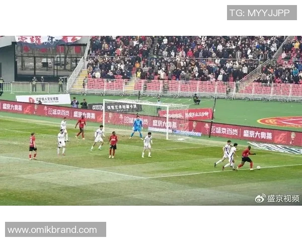 北京主场迎战辽宁季后赛第三场争夺激烈双方全力以赴争夺胜利荣耀